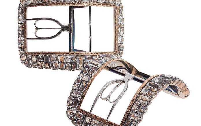 A pair of square buckles adorned with exquisite diamonds.