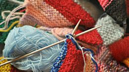 knitting yarn and needles, to knit image: Canva